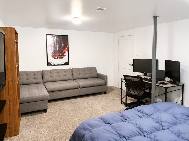 Building Photo - 1012 James Madison Cir