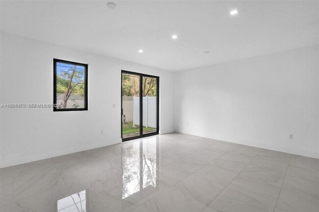 Building Photo - 4181 N Oak Pl