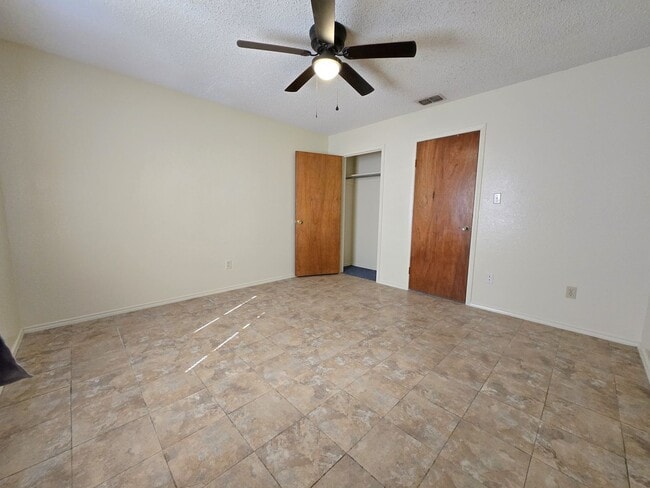 Building Photo - Quaint 2BD/1BTH apartment with a big back ...