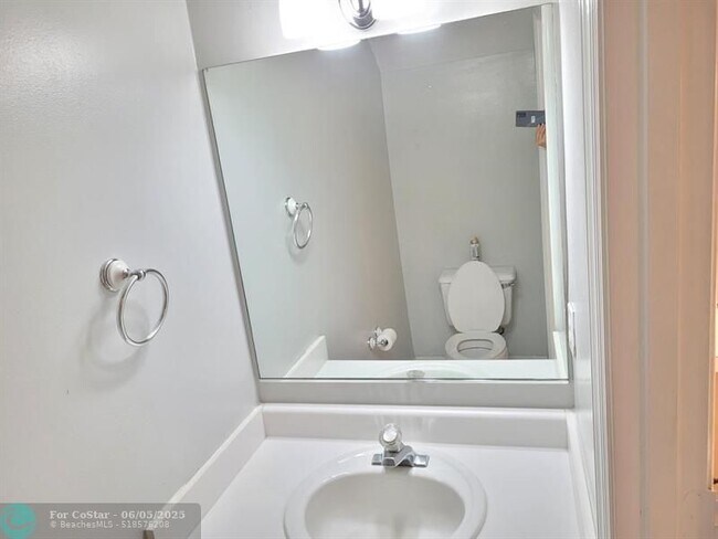 Building Photo - 1412 Barcelona Way