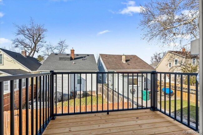 Building Photo - 1440 Lakepointe St