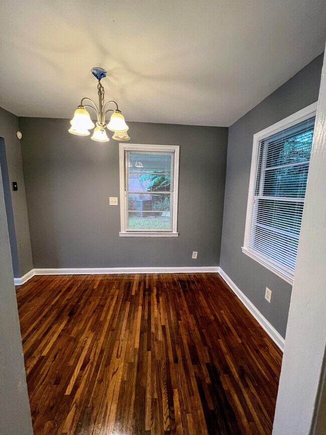 Building Photo - 2884 Meadowview Dr SE