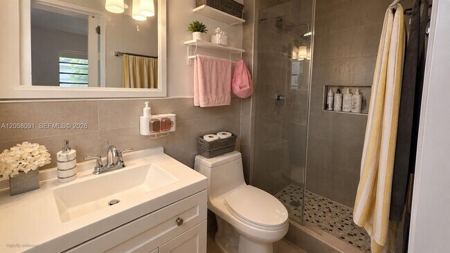 Building Photo - 565 NE 179th Dr