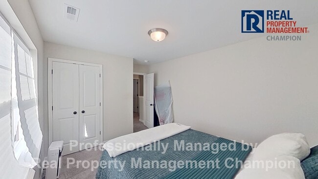 Building Photo - Spacious 3 BD/2.5 BA Home with Office Feat...