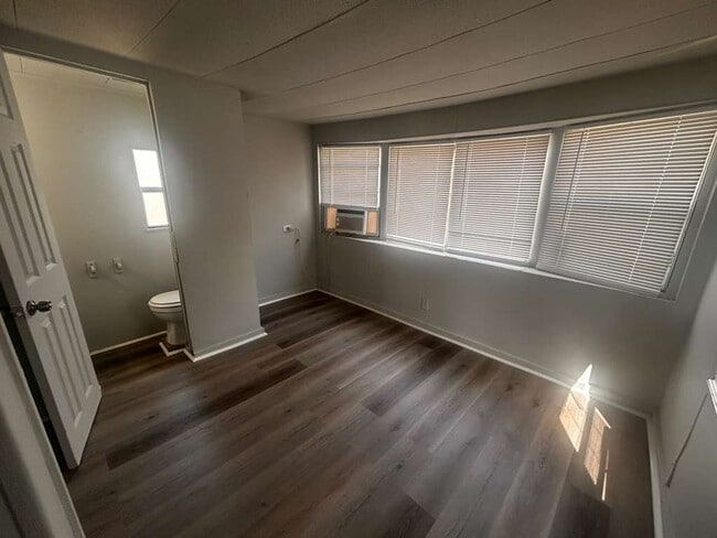 Building Photo - 710 S 50th St