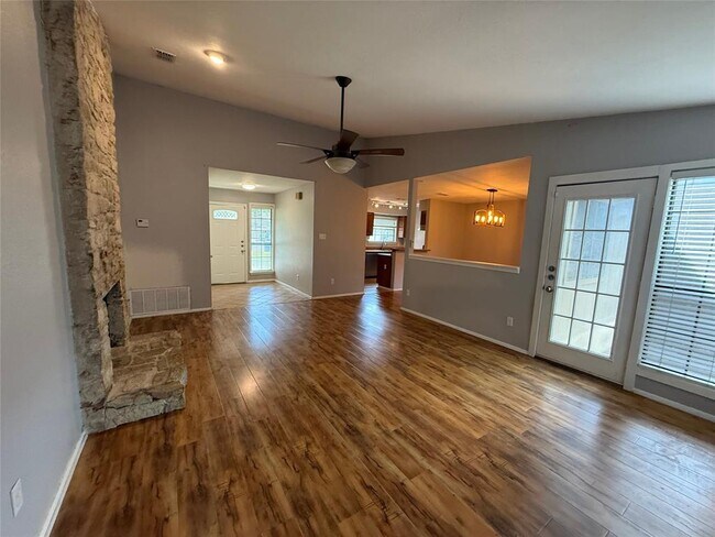 Building Photo - 2811 Crownspoint Dr