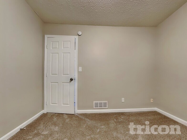 Building Photo - 2236 Windsor Dr SW