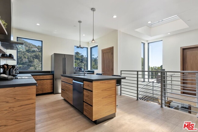 Building Photo - 3843 Rambla Pacifico St