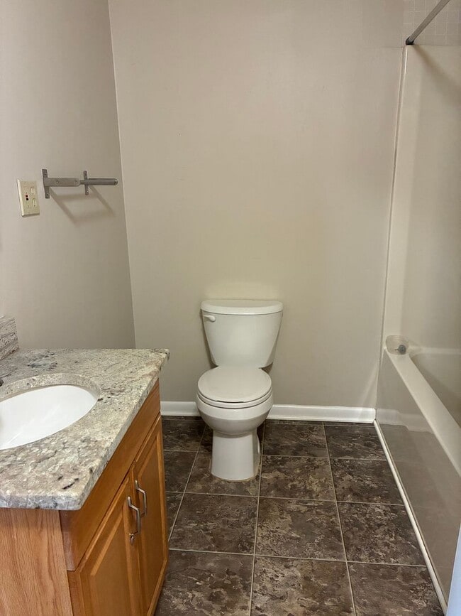 Building Photo - Beautifully Updated 3 Bedroom, 2 Bath Sing...