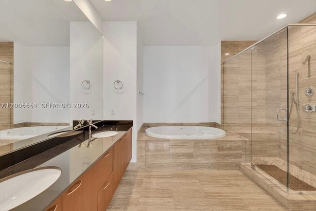 Building Photo - 15811 Collins 4002