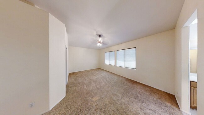 Building Photo - Spacious 4 bedroom 3 bath