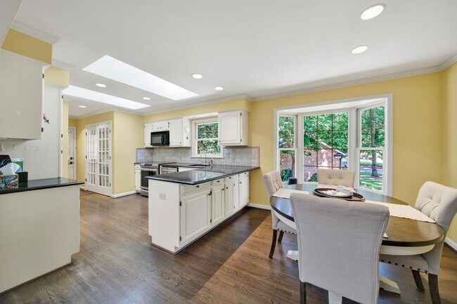 Building Photo - Lovely 3 Bed 2 Bath Ranch Home in South Park!