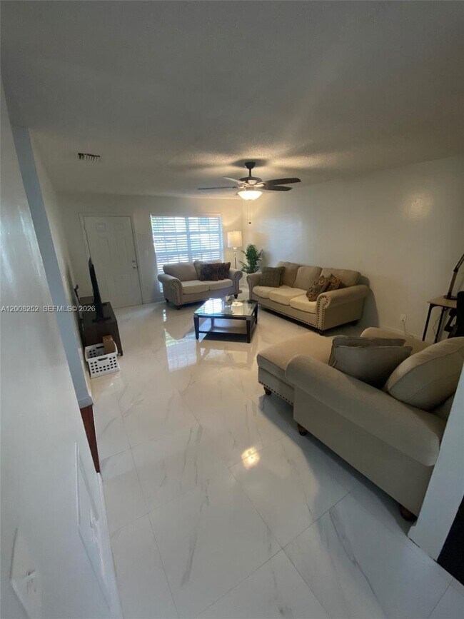 Building Photo - 1740 NE 56th St