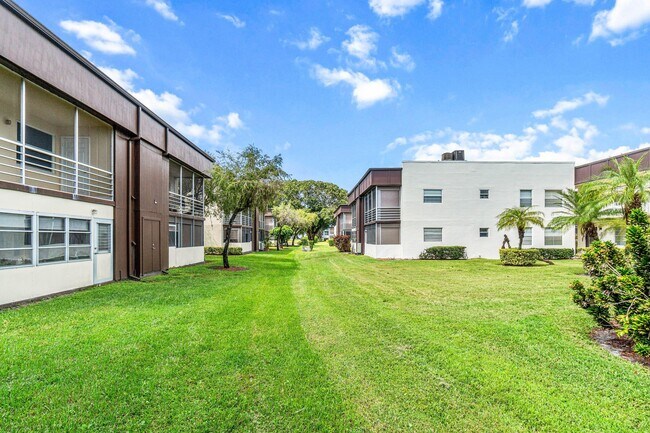 Building Photo - 733 Normandy Trail