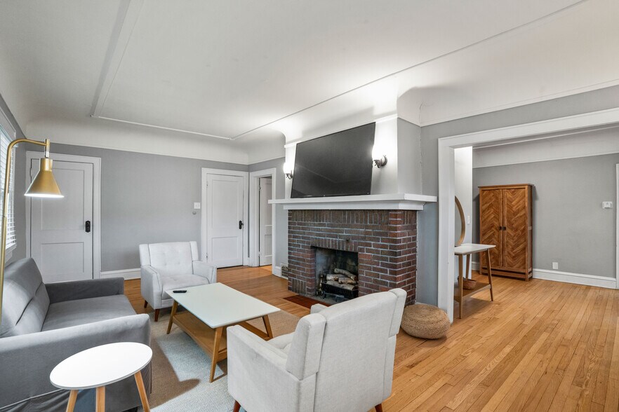 Building Photo - 2863 N Frederick Ave