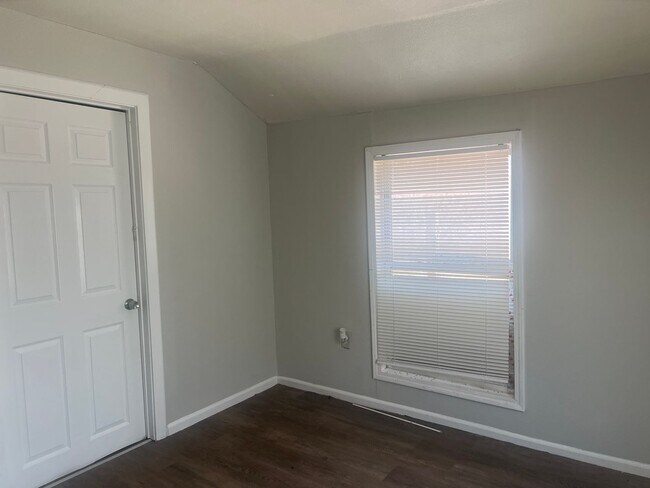 Building Photo - 1 Bed 1 Bath Close to Tech Move in Ready!