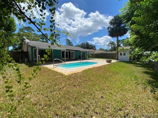 Building Photo - 2622 Travelers Palm Dr