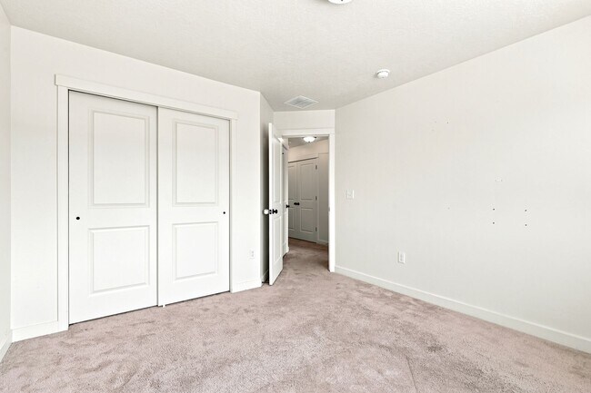 Building Photo - 3 Bedroom 2.5 Bathroom Townhome in Bluffdale!
