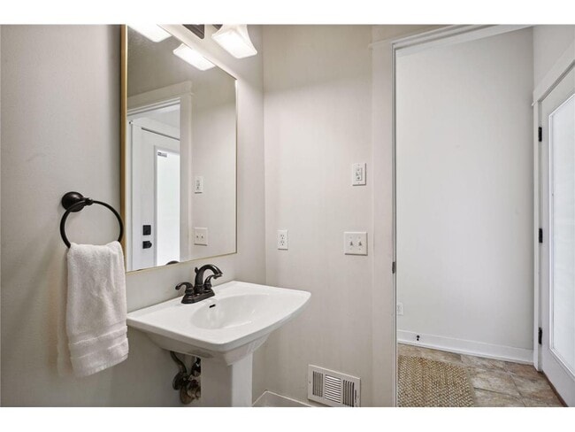 Building Photo - 1086 11th Ave SE