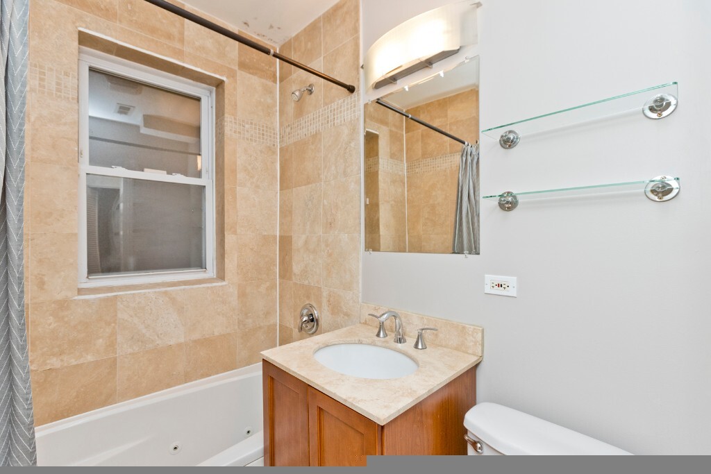 Building Photo - 3040 W Diversey Ave
