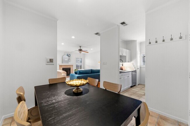 Building Photo - 9850 Pagewood Ln