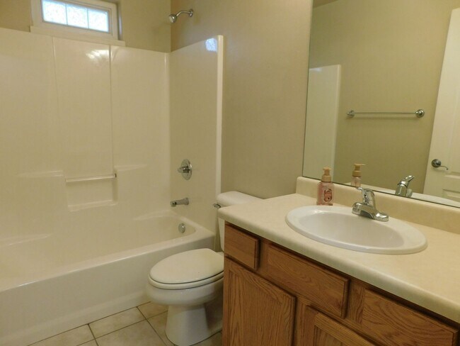 Building Photo - Spacious Duplex in Irish Walk