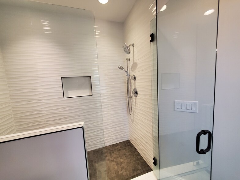Interesting tile adds dimension to this extra-large shower. - 1021 Cheatham Pl
