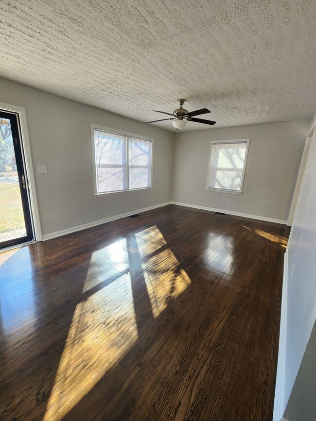 Building Photo - Cute home for rent