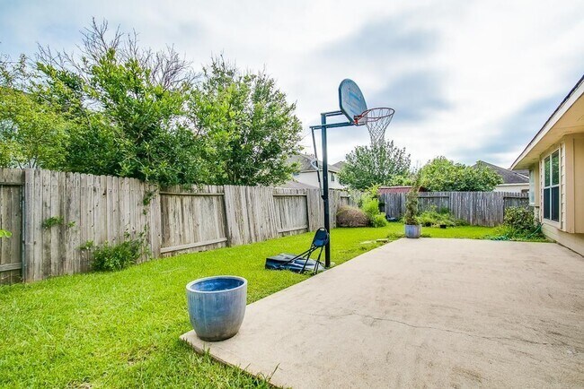 Building Photo - 16802 Village View Trail