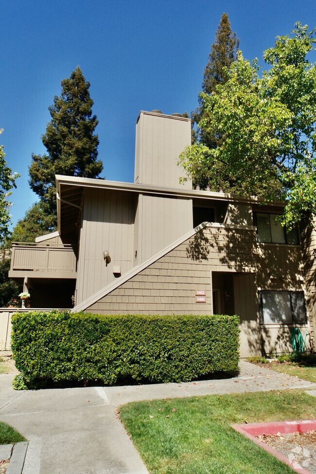 Building Photo - Upper Floor Condo