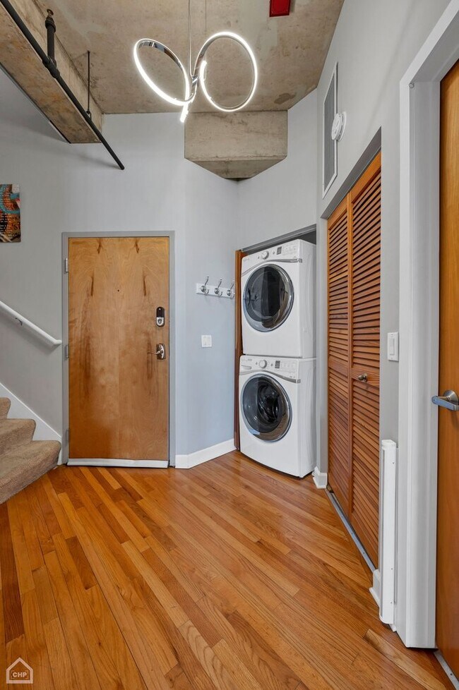 Building Photo - 6 S Laflin St