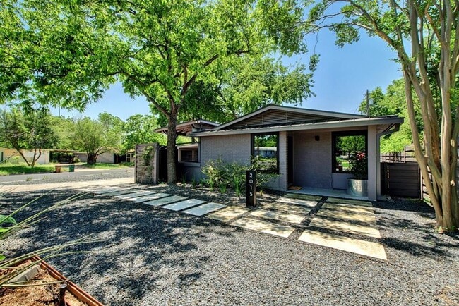 Building Photo - 2015 Eaton Ln