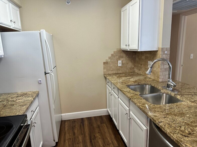 Building Photo - 127 Jules Way