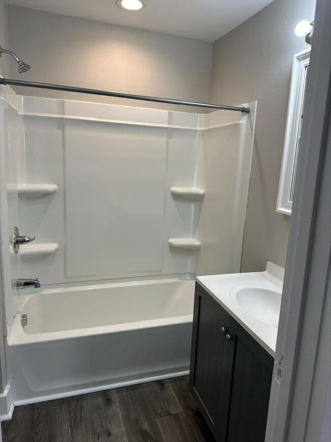 Building Photo - Efficiency Unit - Freshly Remodeled