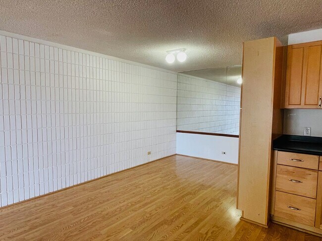 Building Photo - Partly Furnished 3-bedroom, 2-bath condo a...
