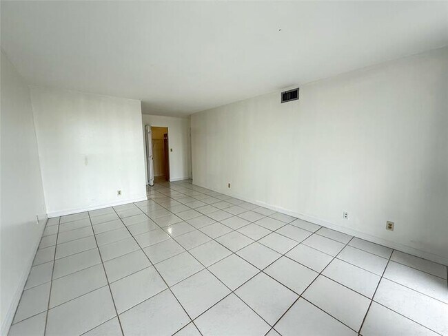 Building Photo - 800 Parkview Dr