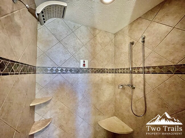 Building Photo - LUXURY MOUNTAIN LIVING IN GATED COMMUNITY