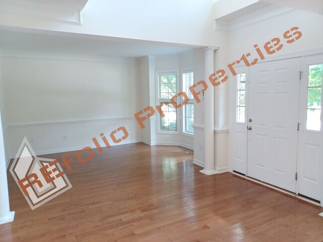 Building Photo - Lovely 5 Bedroom 4 Bathroom Single Family ...
