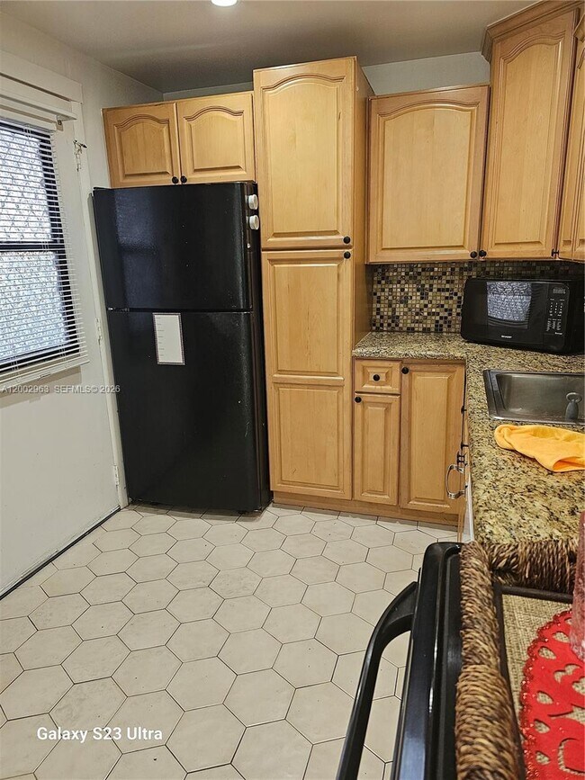 Building Photo - 20400 W Country Club Dr