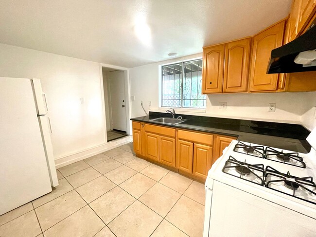 Building Photo - 1083-1085 67th St, Oakland, CA 94608