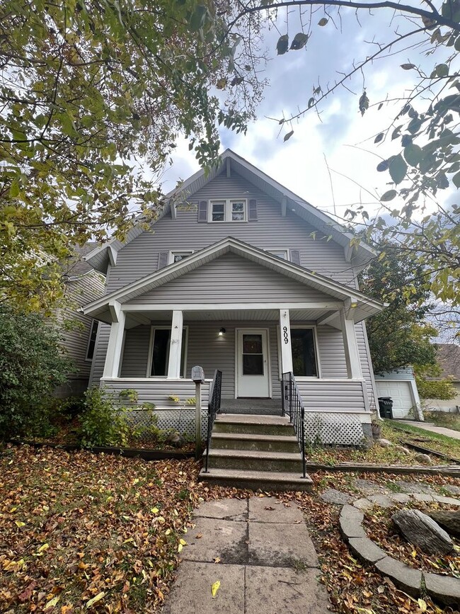 Primary Photo - Spacious 3+ bedroom house with detached garage