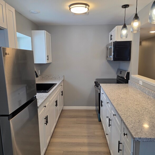 Kitchen: new everything - 3823 Leeside Ln