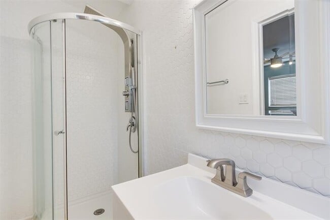 Building Photo - 936 NE 26th Ave