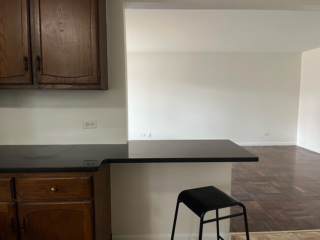 Building Photo - 883 S York St