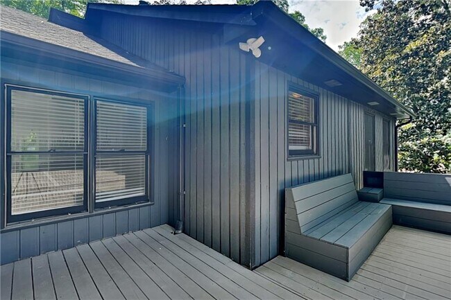 Building Photo - 1100 Lake Dr
