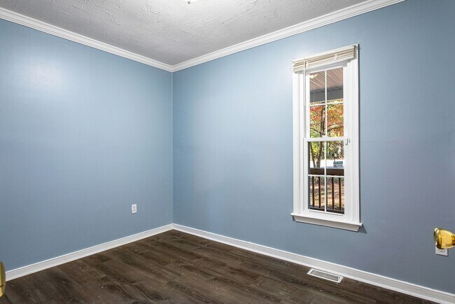 Building Photo - Stunning 3 Bedroom Home AVAILABLE NOW!