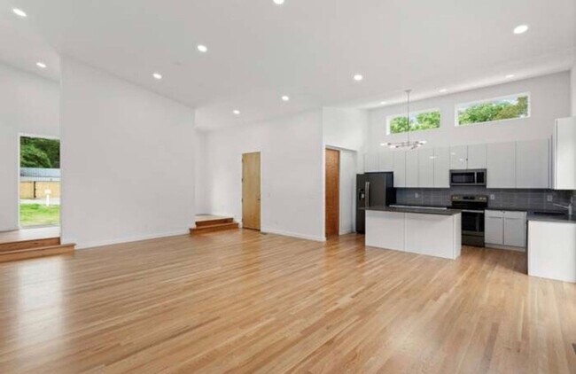 Building Photo - 903 Oak St