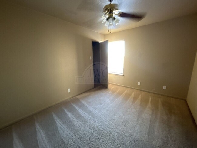 Building Photo - 1303 Chips Dr