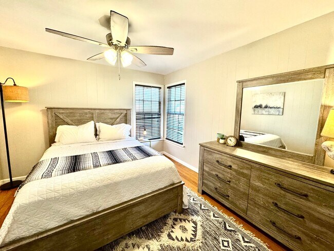 Building Photo - Blue Wall Oasis Mid-Term Rental 2/1 with a...