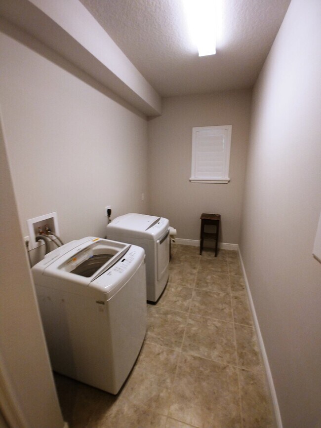 Building Photo - "Spacious 4 Bed, 3.5 Bath Rockledge Rental - Your Dream Home Awaits!"